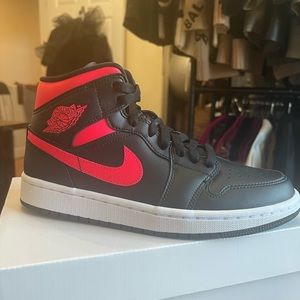 Air Jordan 1 mid - siren red